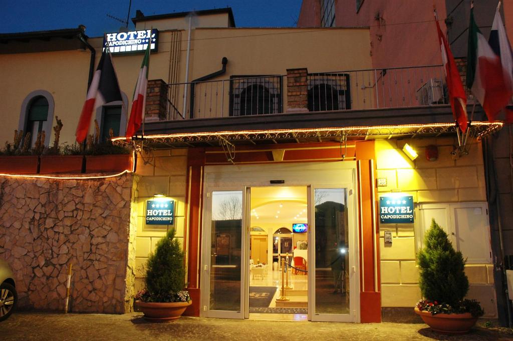 ein Geschäft vor einem Gebäude in der Nacht in der Unterkunft Capodichino International Hotel in Neapel