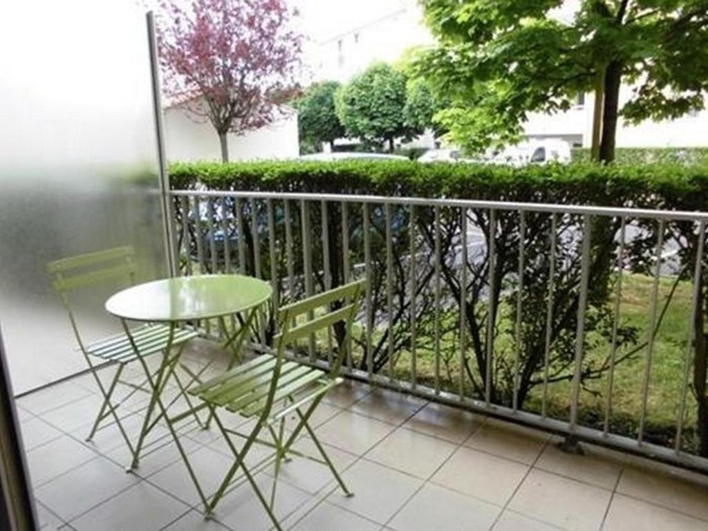uma mesa e cadeiras sentadas numa varanda em Appartement Saint-Gilles-Croix-de-Vie, 2 pièces, 4 personnes - FR-1-324-235 em Saint-Gilles-Croix-de-Vie