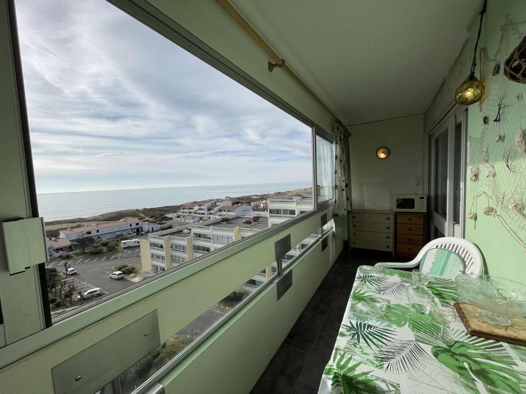 Balkón alebo terasa v ubytovaní Appartement 2 pièces avec loggia, à 200m de la mer, 4 couchages, avec TV et lave-linge séchant - FR-1-224C-213