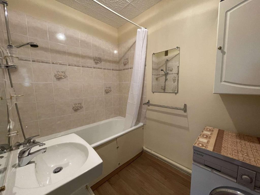 Kúpeľňa v ubytovaní Appartement 2 pièces avec loggia, à 200m de la mer, 4 couchages, avec TV et lave-linge séchant - FR-1-224C-213