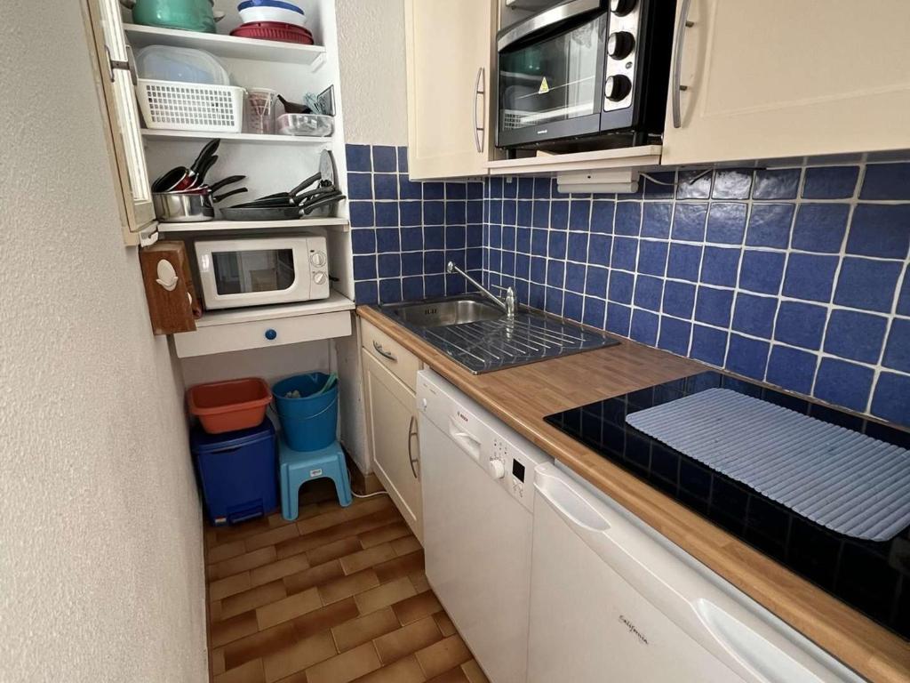 Kuchyňa alebo kuchynka v ubytovaní T2 Cabine avec Parking et Ascenseur à 100m de la Plage - Animaux Acceptés, 34300 Cap d'Agde - FR-1-702-40