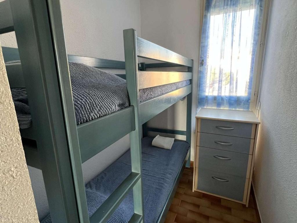 Posteľ alebo postele v izbe v ubytovaní T2 Cabine avec Parking et Ascenseur à 100m de la Plage - Animaux Acceptés, 34300 Cap d'Agde - FR-1-702-40