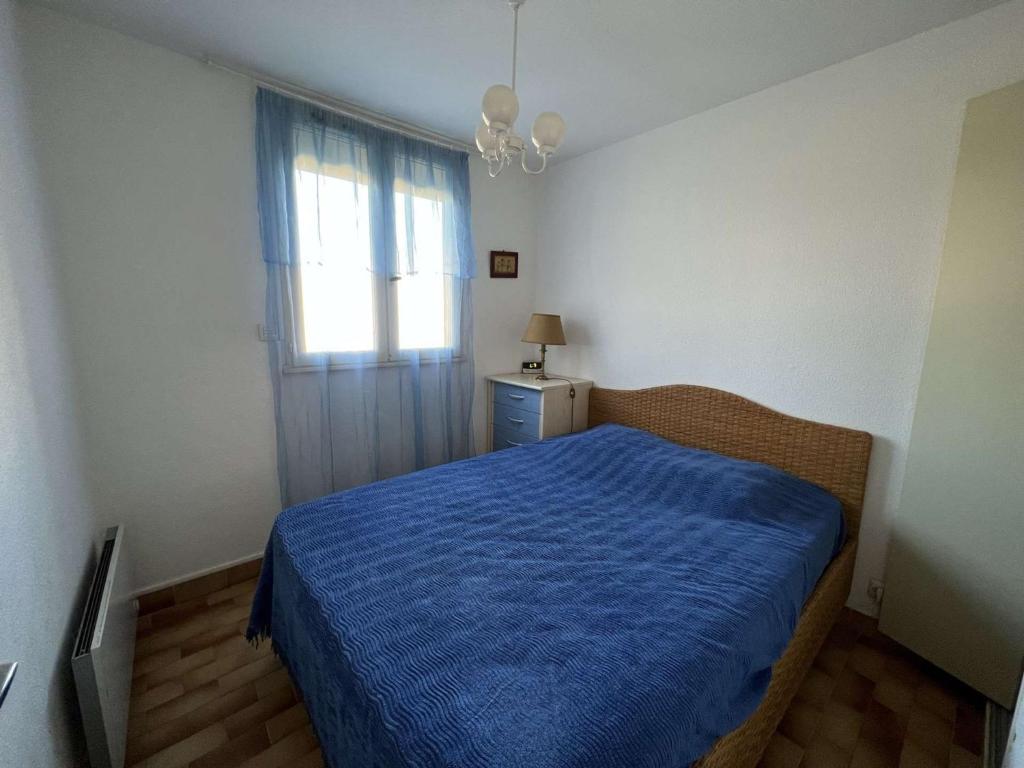 Posteľ alebo postele v izbe v ubytovaní T2 Cabine avec Parking et Ascenseur à 100m de la Plage - Animaux Acceptés, 34300 Cap d'Agde - FR-1-702-40