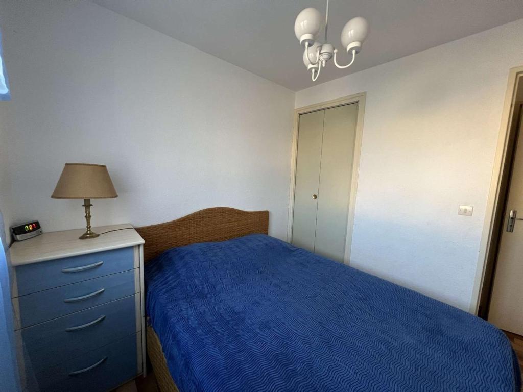 Posteľ alebo postele v izbe v ubytovaní T2 Cabine avec Parking et Ascenseur à 100m de la Plage - Animaux Acceptés, 34300 Cap d'Agde - FR-1-702-40
