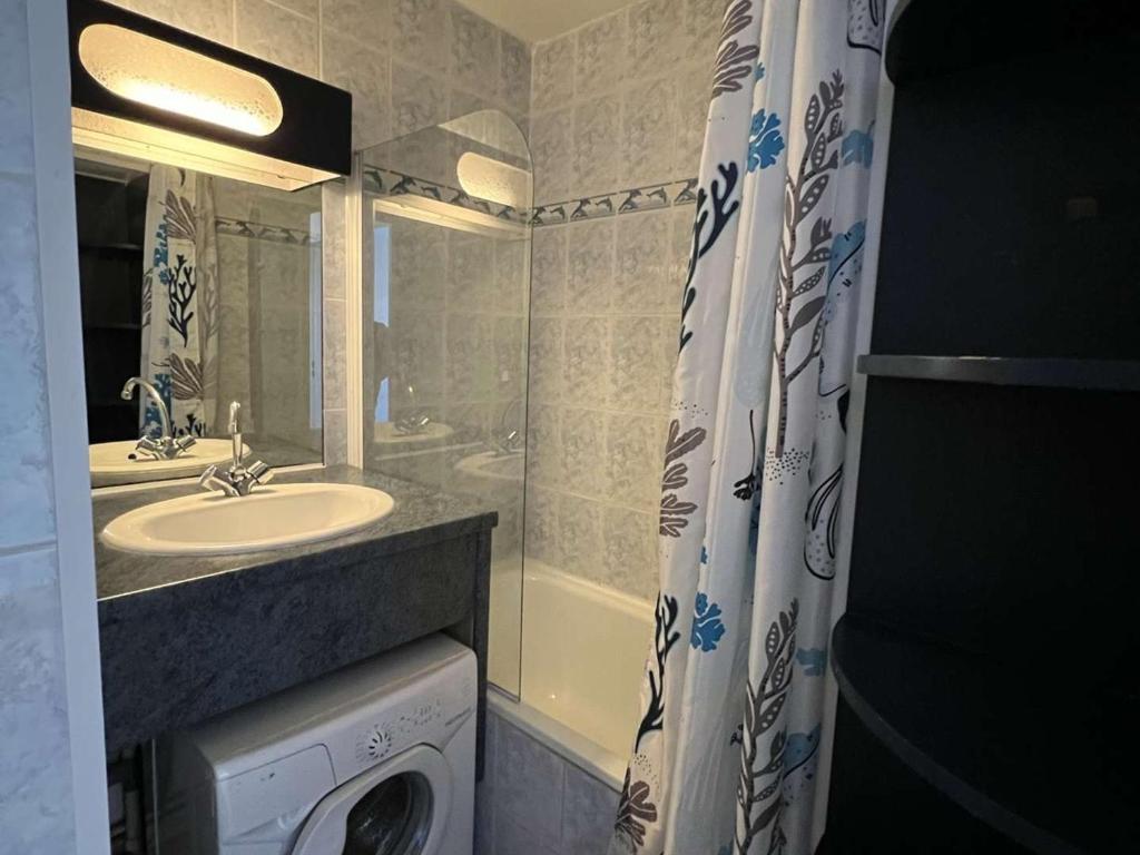 Kúpeľňa v ubytovaní T2 Cabine avec Parking et Ascenseur à 100m de la Plage - Animaux Acceptés, 34300 Cap d'Agde - FR-1-702-40