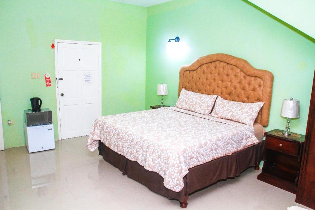Postel nebo postele na pokoji v ubytování Dela de-Rose Guest House Negril Jamaica