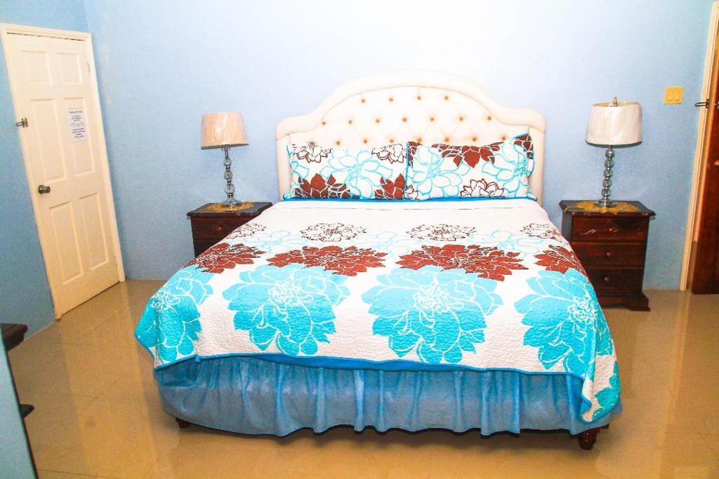 Postel nebo postele na pokoji v ubytování Dela de-Rose Guest House Negril Jamaica