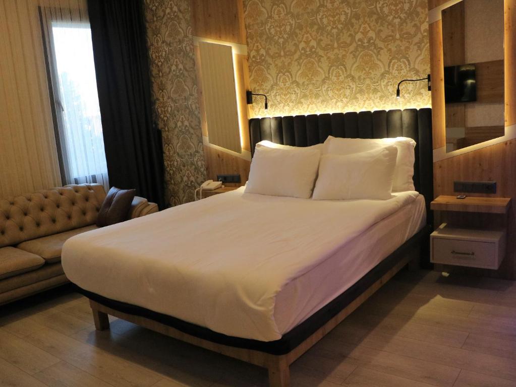 Postel nebo postele na pokoji v ubytování Isnova Hotel Airport
