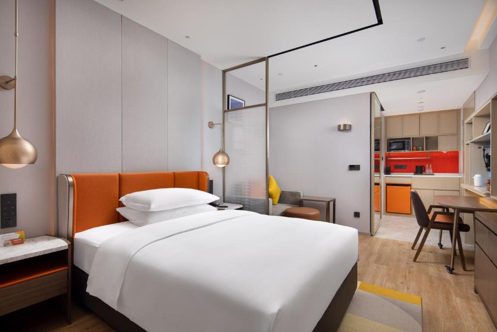 Postel nebo postele na pokoji v ubytování Home2 Suites by Hilton Chongqing Yubei