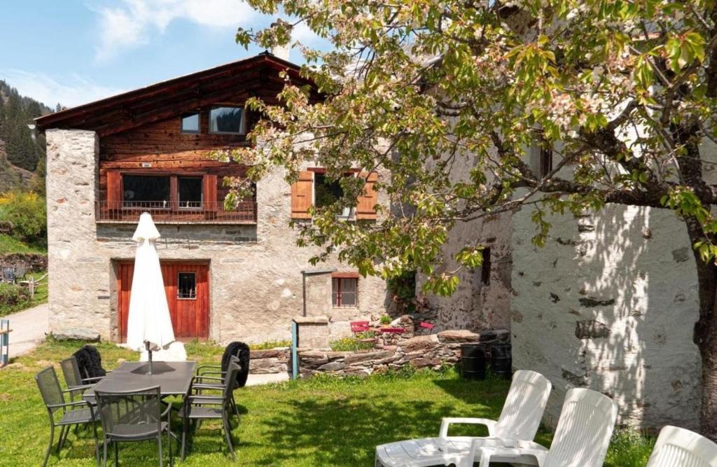 Fotografie z fotogalerie ubytování Sunny, rustical 5 room cottage in Valposchiavo v destinaci Poschiavo