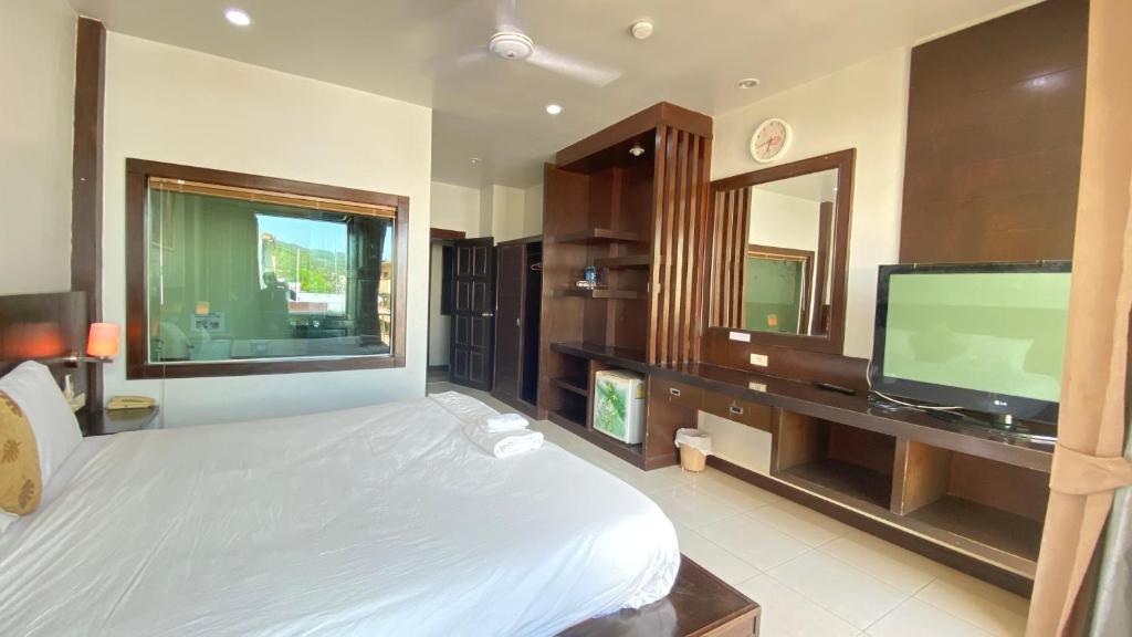 TV a/nebo společenská místnost v ubytování SM Patong Resort