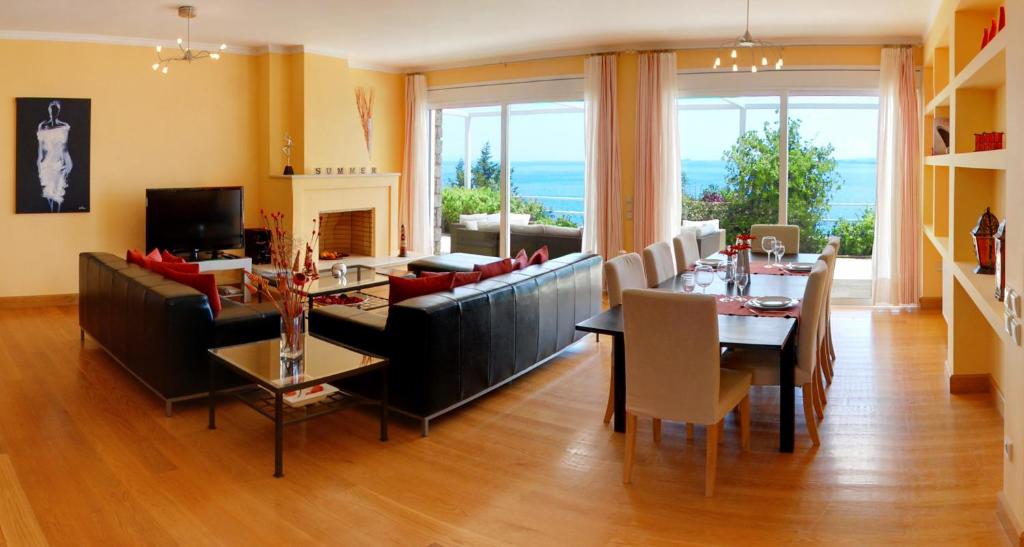 Televízia a/alebo spoločenská miestnosť v ubytovaní Corfu Luxury Villas