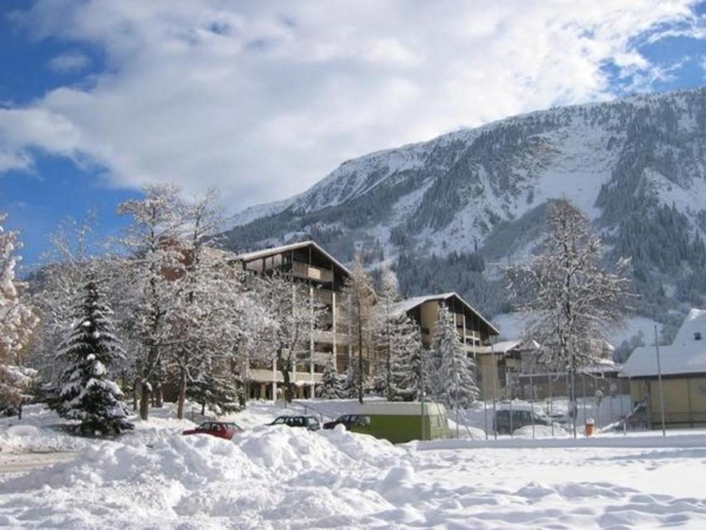um resort na neve com uma montanha em Gemütliche Ferienwohnung im Disentiserhof mit Traumblick übers Rheintal em Disentis