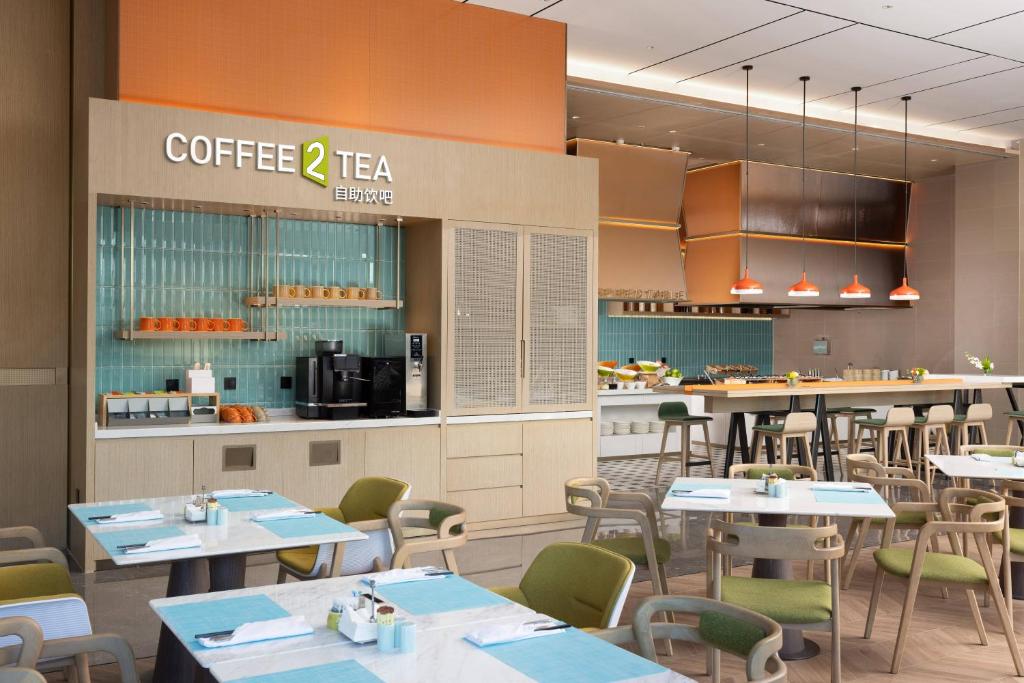 Příslušenství pro přípravu čaje a kávy v ubytování Home2 Suites by Hilton Guiyang Airport
