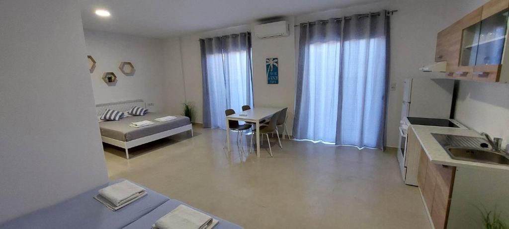 TV a/nebo společenská místnost v ubytování Telhinis Hotel & Apartments