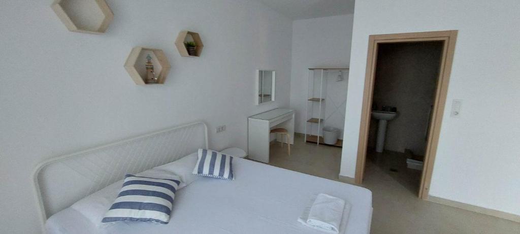 Postel nebo postele na pokoji v ubytování Telhinis Hotel & Apartments