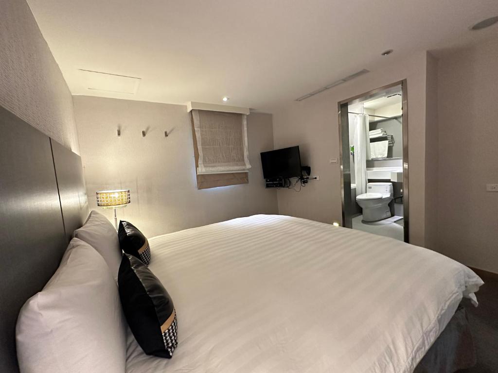 Postel nebo postele na pokoji v ubytování 銀座飯店Ginza Hotel