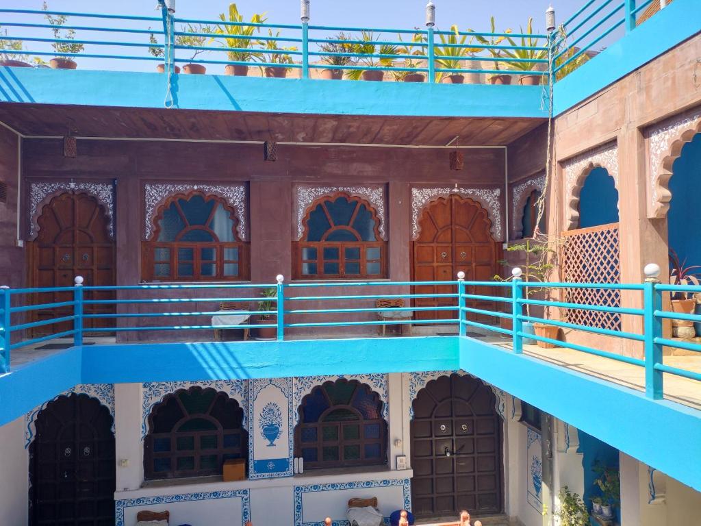 - une vue sur la cour d'un bâtiment dans l'établissement Namaste Caffe-for heritage stay, à Jodhpur