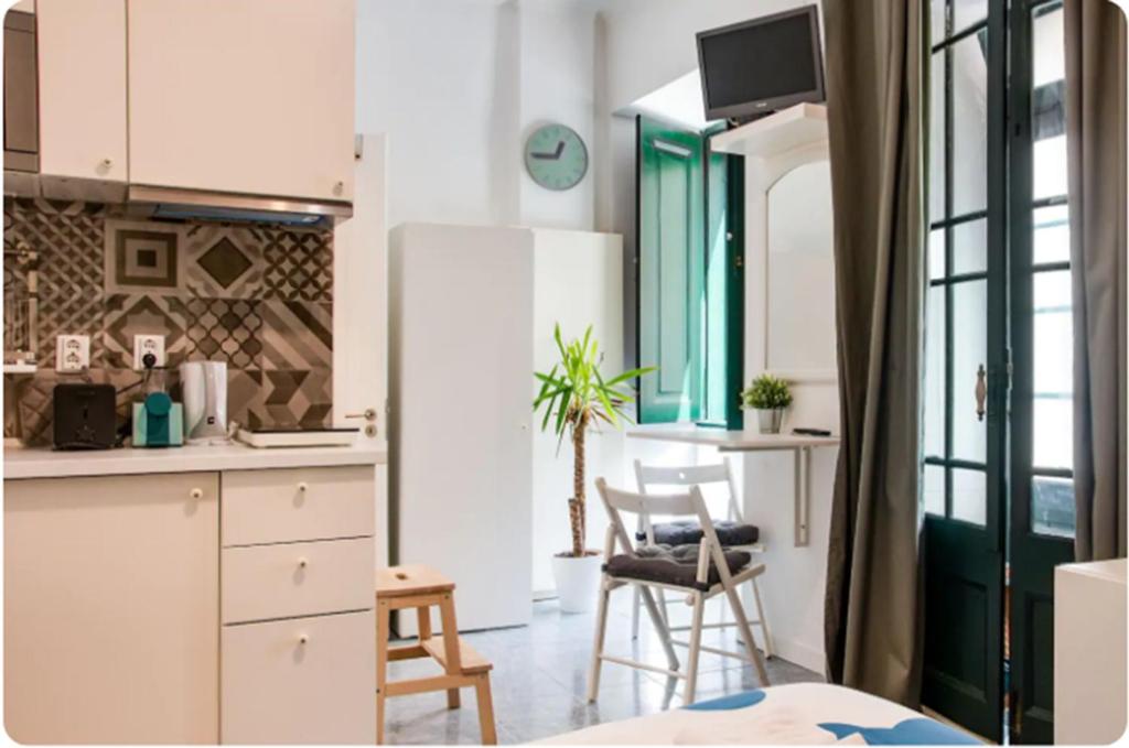 Kjøkken eller kjøkkenkrok på Campolide Green Door Studio