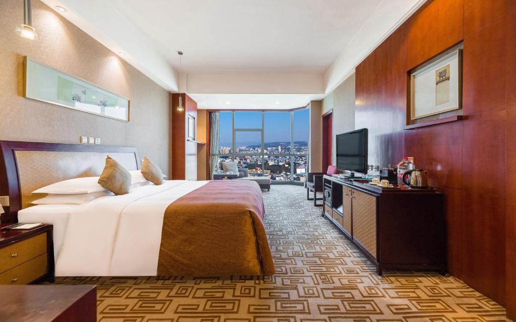 Postel nebo postele na pokoji v ubytování Empark Grand Hotel Kunming