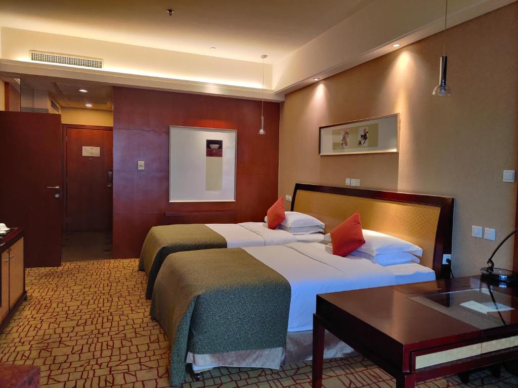 Postel nebo postele na pokoji v ubytování Empark Grand Hotel Kunming