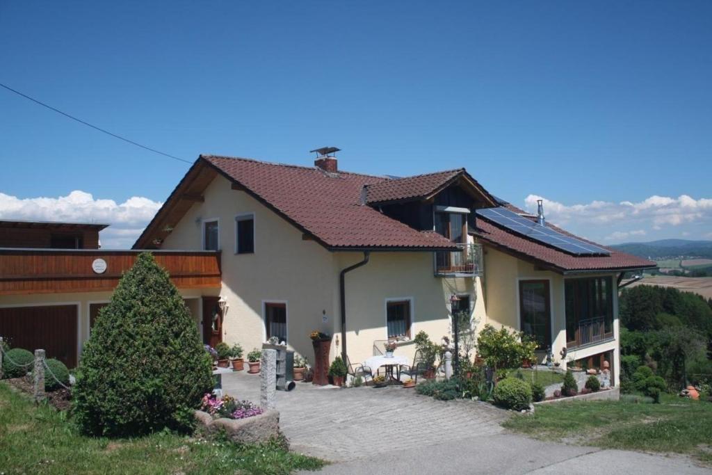 uma grande casa branca com um telhado em Große Wohnung in Fürsteneck mit Grill und Terrasse em Fürsteneck
