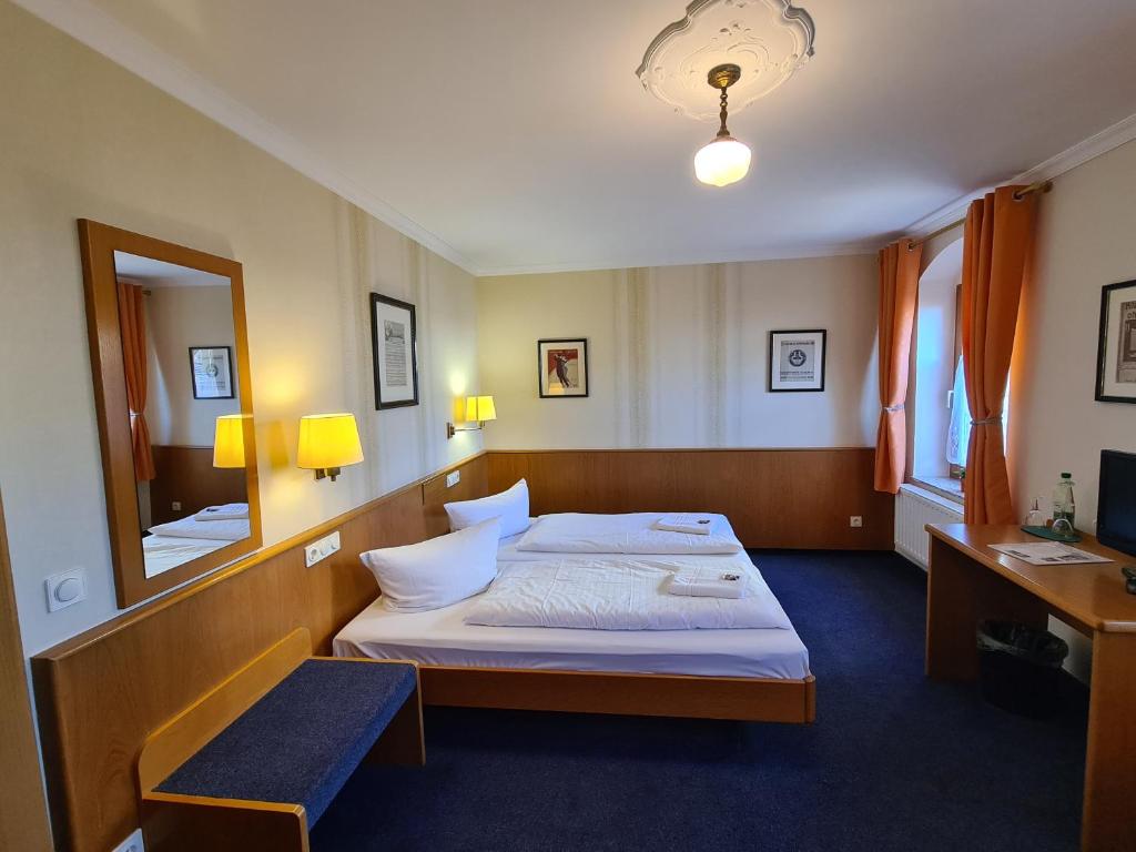 Postel nebo postele na pokoji v ubytování Hotel Brauhaus Wittenberg