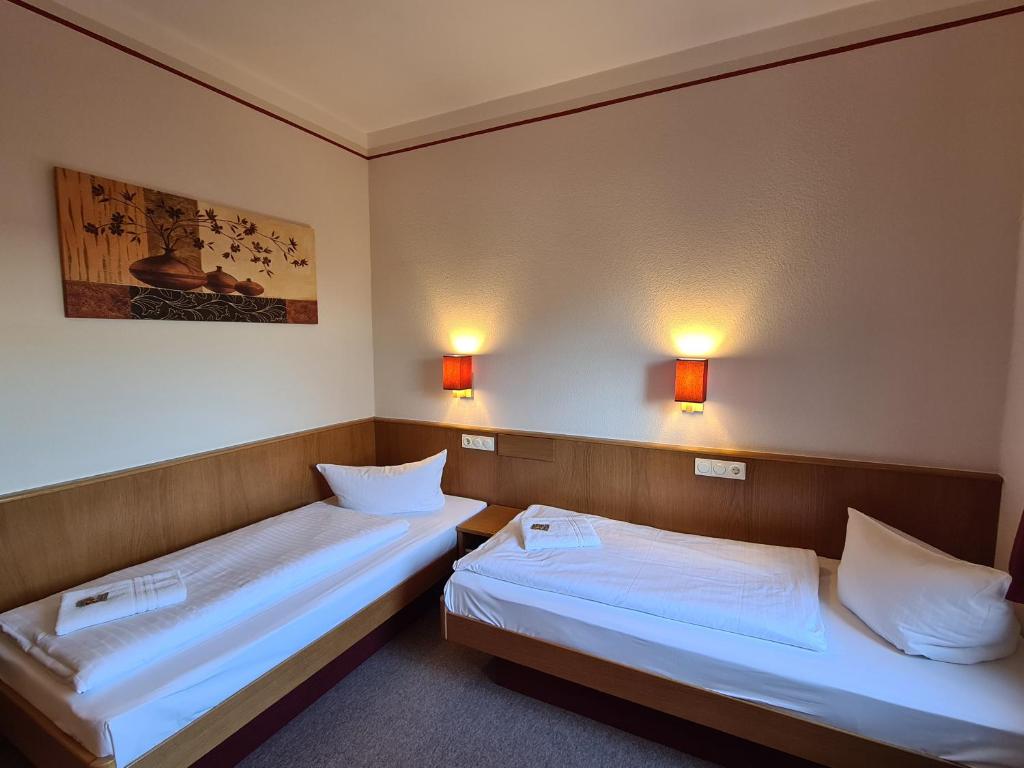 Postel nebo postele na pokoji v ubytování Hotel Brauhaus Wittenberg