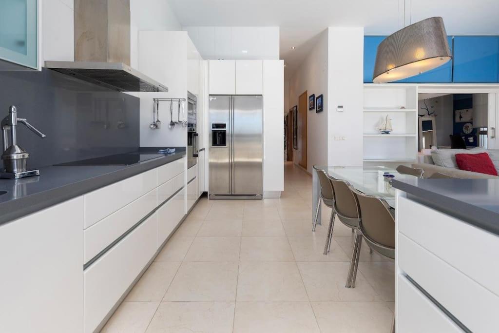 Kuchyňa alebo kuchynka v ubytovaní luxury sea view apartment with 2 rooms