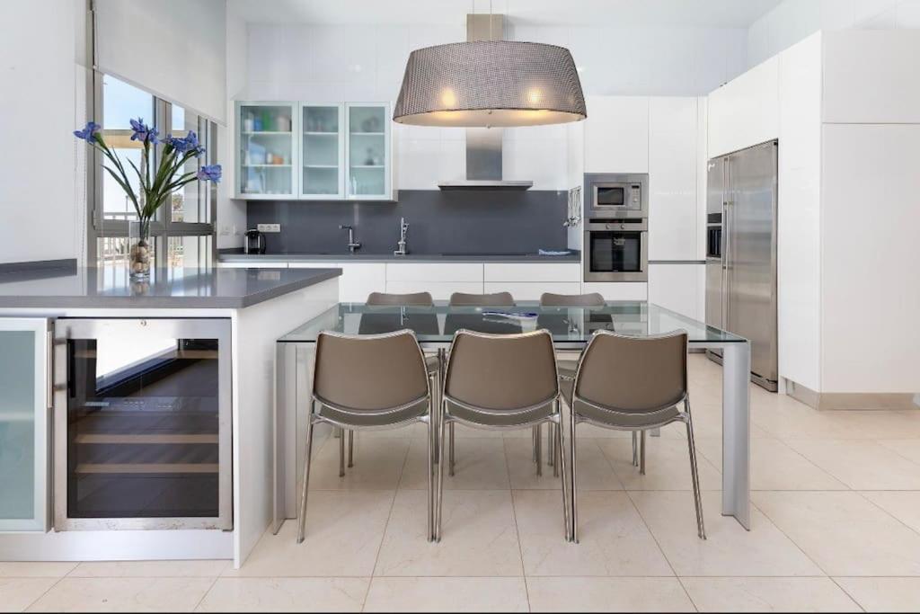 Kuchyňa alebo kuchynka v ubytovaní luxury sea view apartment with 2 rooms