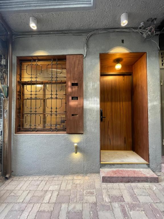 un edificio con una puerta de madera y una ventana en 灣島 wandao, en Tainan