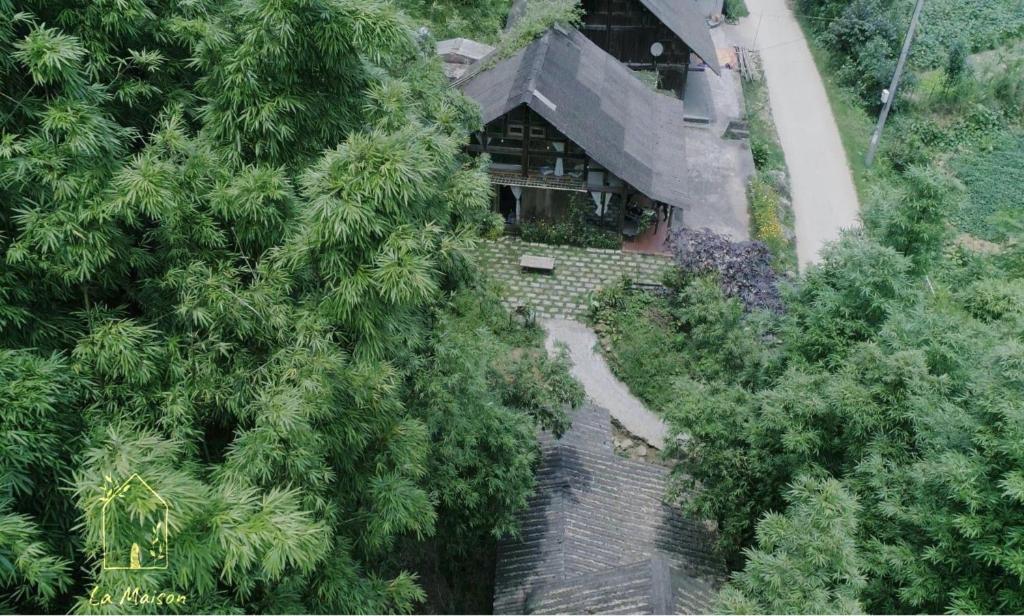 uma vista superior de uma casa rodeada por árvores em La Maison House & Bungalow em Sapa