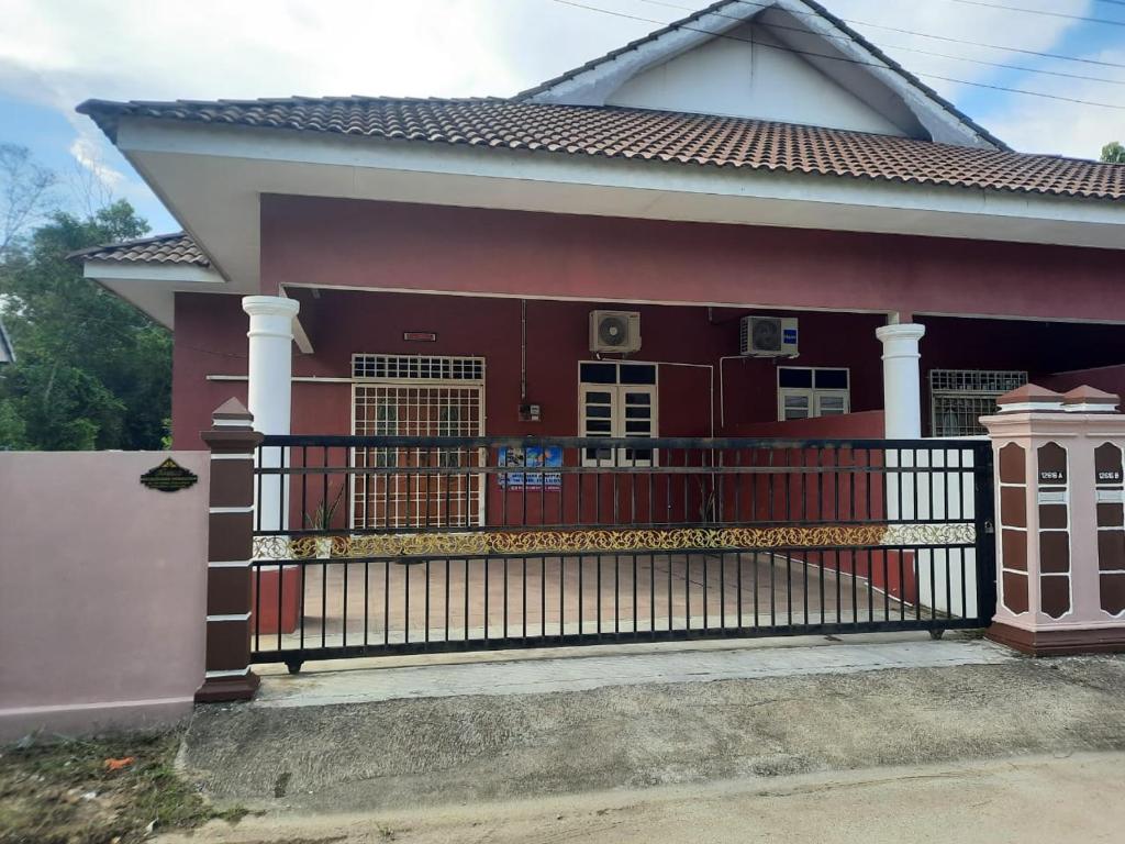 MUAZDIANA HOMESTAY di KUALA NERUS, GONG BADAK - Casa De Tres Dormitorios
