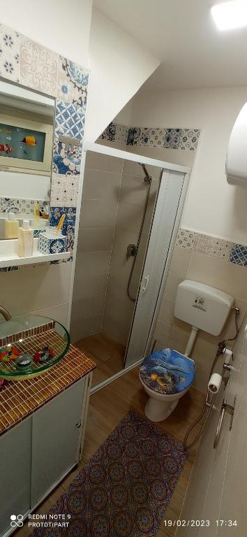 A bathroom at Casa Titanic Siracusa
