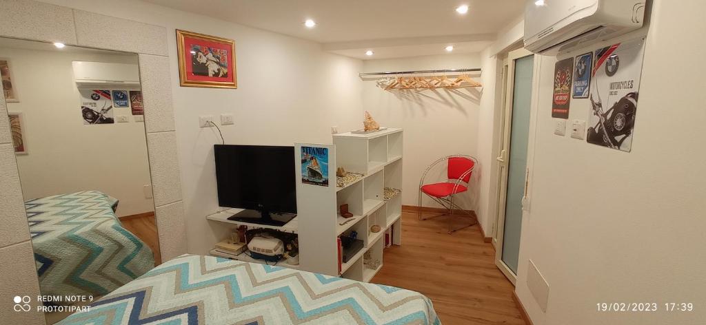 A television and/or entertainment centre at Casa Titanic Siracusa