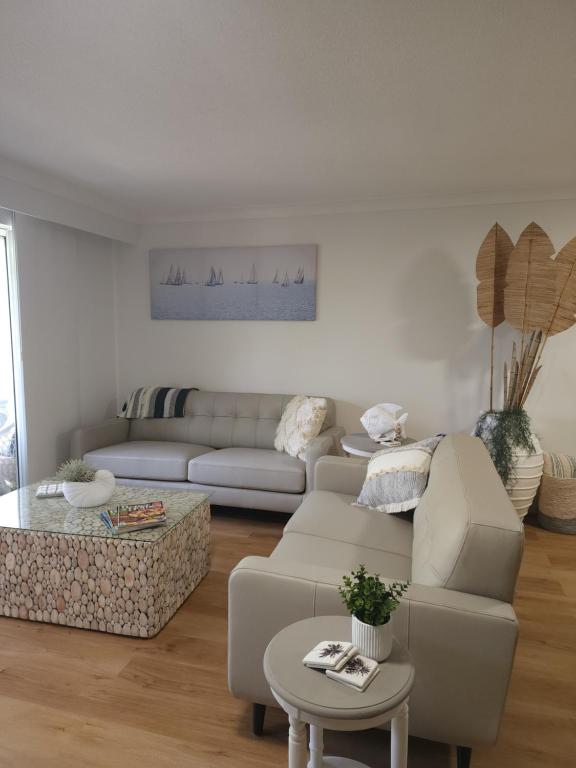 - un salon avec un canapé et une table dans l'établissement Bayview Bay Apartment and Marina, à Gold Coast