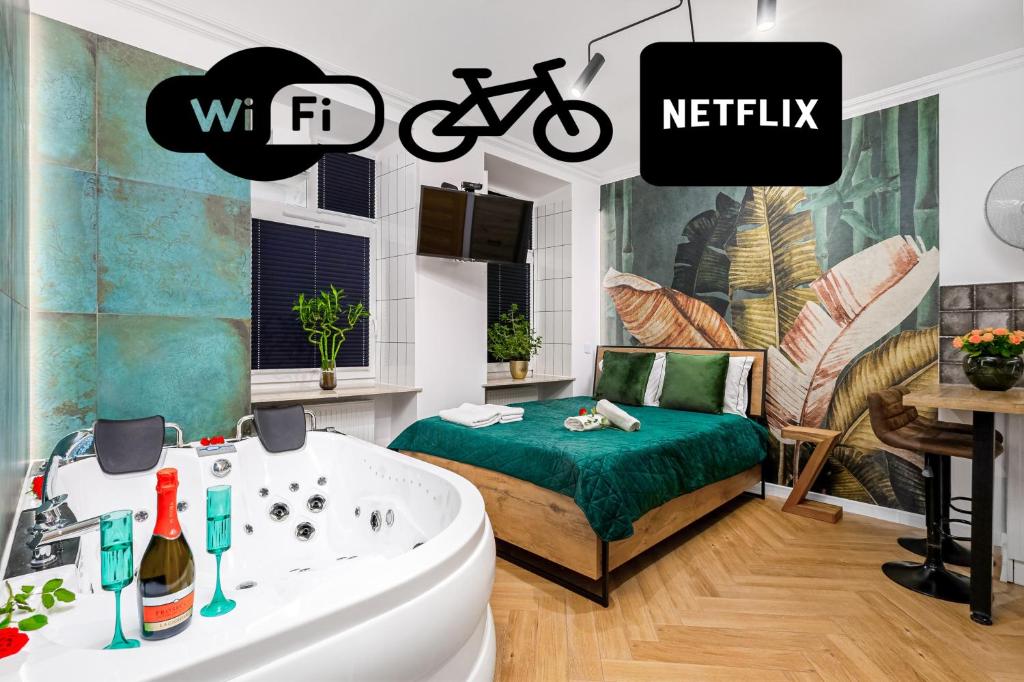 Łóżko lub łóżka w pokoju w obiekcie Jacuzzi & Bike Apartment, Krakow