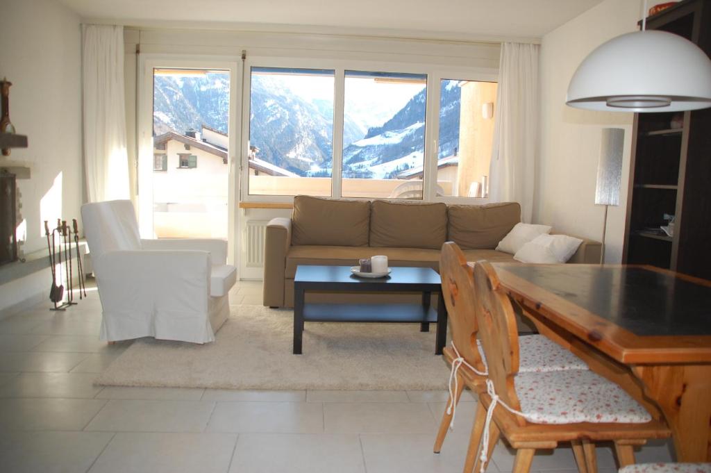 ein Wohnzimmer mit einem Sofa und einem Tisch in der Unterkunft Quadern Apartmenthaus B204 in Bad Ragaz