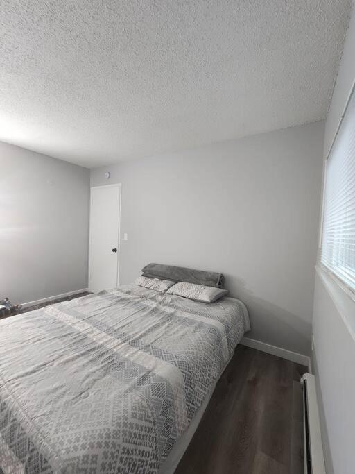 - une chambre blanche avec un lit dans l'établissement Apartment in Beaverton, à Beaverton
