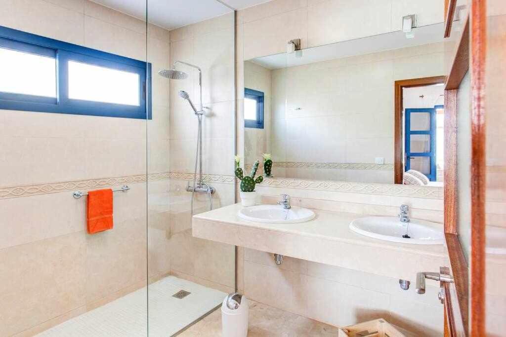 Koupelna v ubytování Homu Aura Fantástica villa con piscina privada