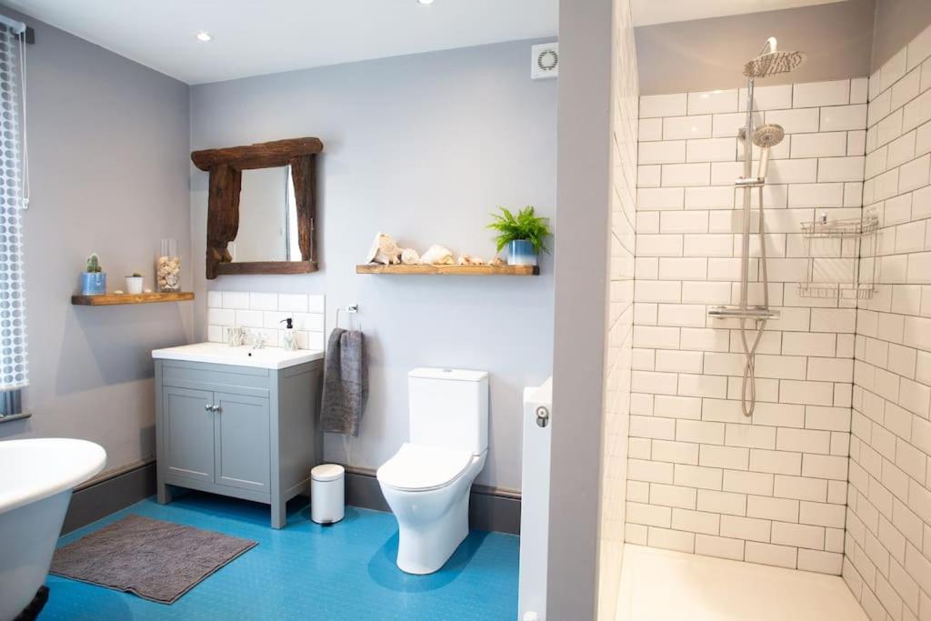 ein Bad mit einem WC, einem Waschbecken und einer Dusche in der Unterkunft Zen House By The Sea In Margate in Kent
