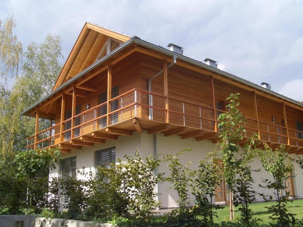 een huis met een balkon er bovenop bij Appartement in Natz mit Terrasse, Garten und Grill in Naz-Sciaves