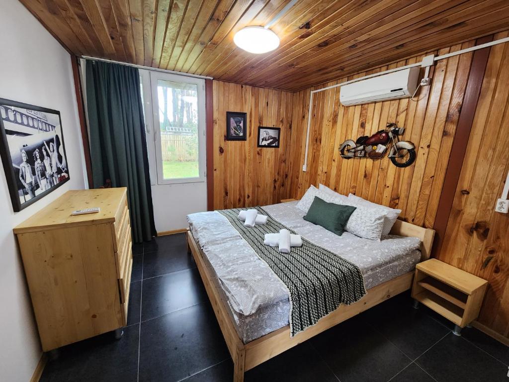 Postel nebo postele na pokoji v ubytování House & Yard Sesil Forest 90m to beach Kaprovani