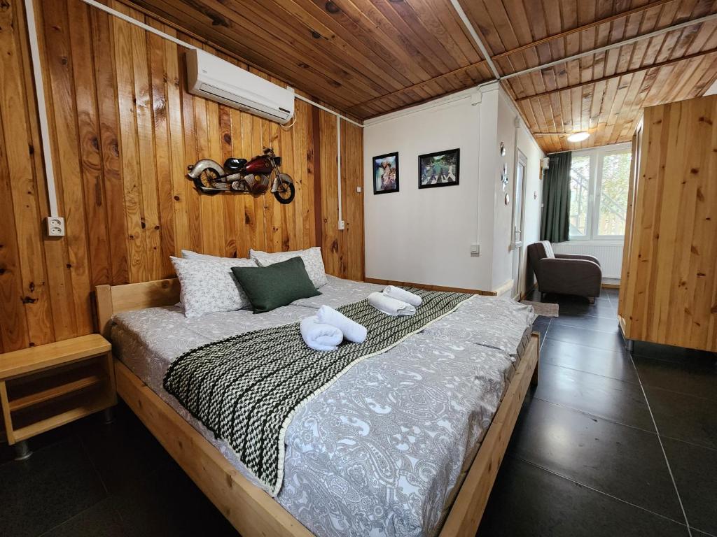 Postel nebo postele na pokoji v ubytování House & Yard Sesil Forest 90m to beach Kaprovani