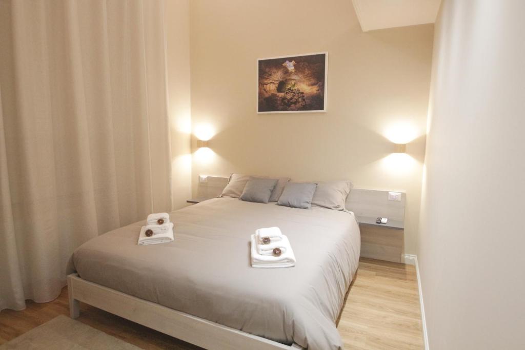 - une chambre avec un lit et 2 serviettes dans l'établissement Etna Vibes Home, à Catane