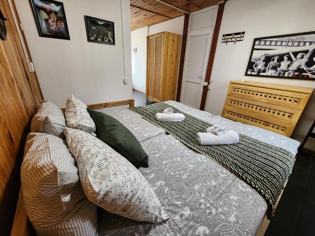 Postel nebo postele na pokoji v ubytování House & Yard Sesil Forest 90m to beach Kaprovani