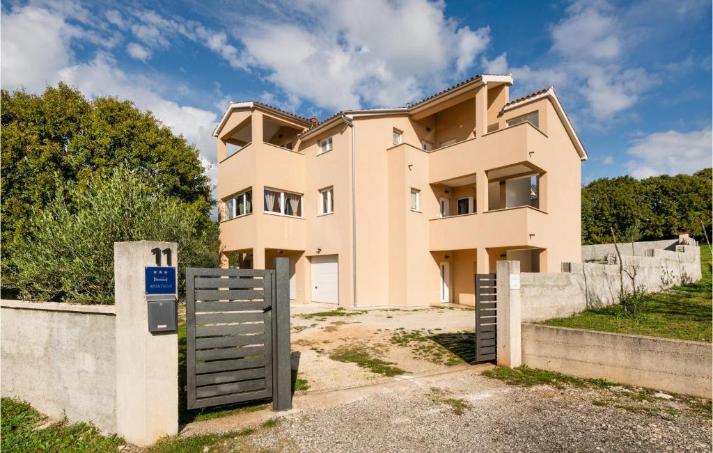 une maison avec une porte devant elle dans l'établissement Stunning Apartment In Beloci With Wifi, à Rebići