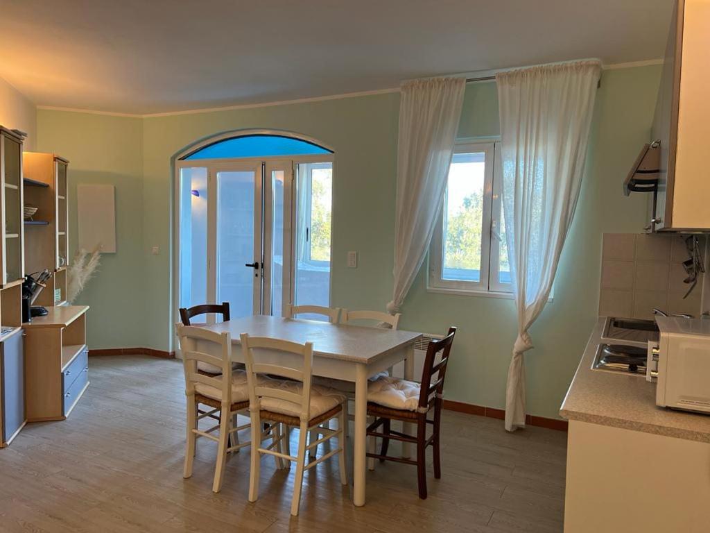 Zdjęcie z galerii obiektu APPARTEMENT SCOPA - Plage à pied - vue mer w mieście Conca