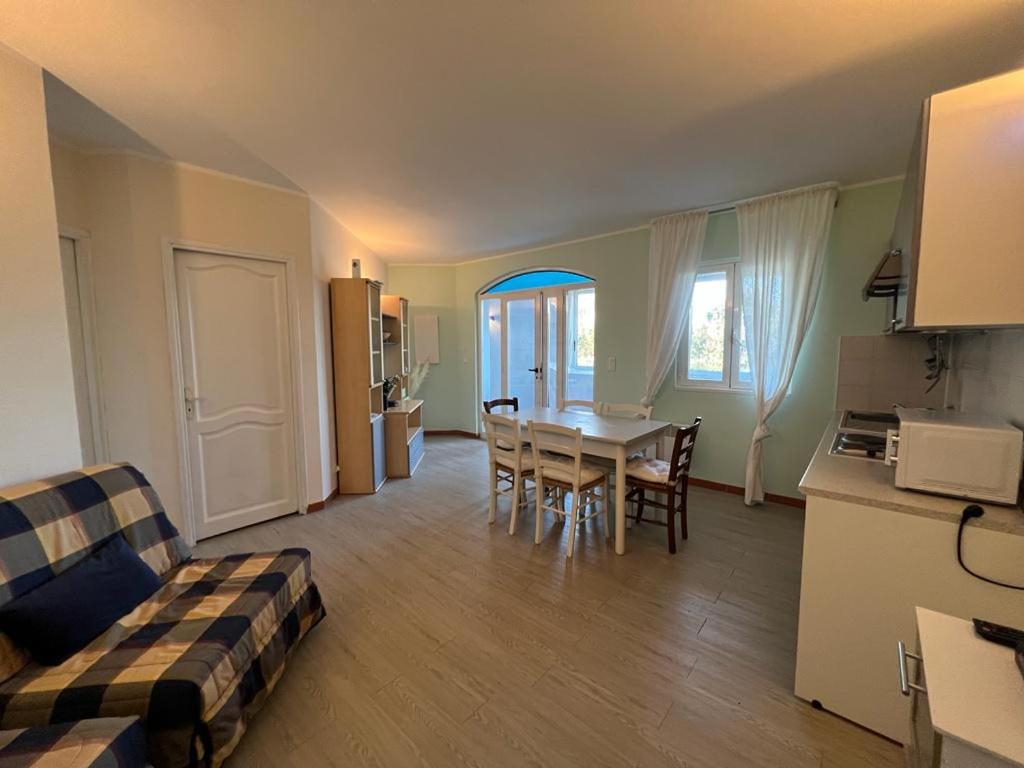 Zdjęcie z galerii obiektu APPARTEMENT SCOPA - Plage à pied - vue mer w mieście Conca