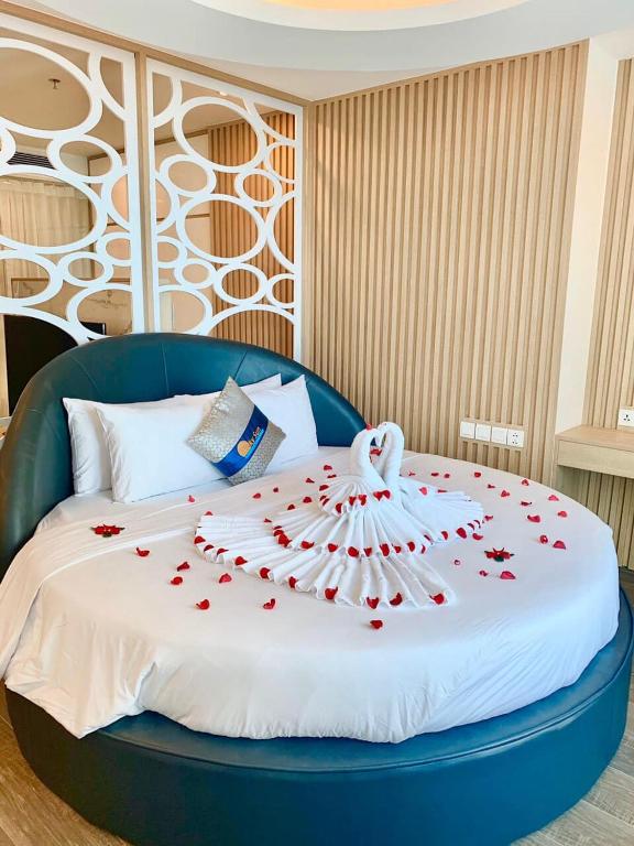 Giường trong phòng chung tại Lucky Sun Hotel Nha Trang Beach